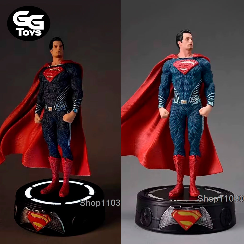 Superman Base Iluminada - DC Comic - Figura de Acción 20 cm - En Caja - PVC / Plástico