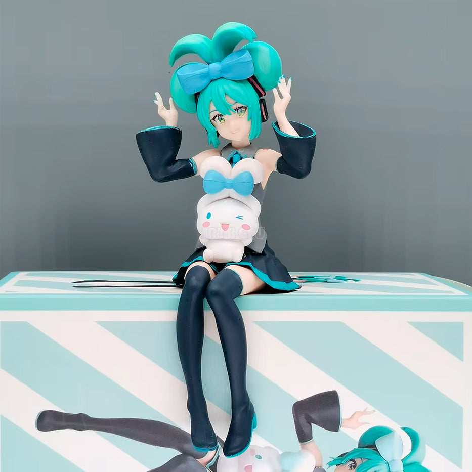 Hatsune Miku y Cinnamoroll Sentados - Vocaloid - Figura de Acción 15 cm - En Caja - PVC / Plástico