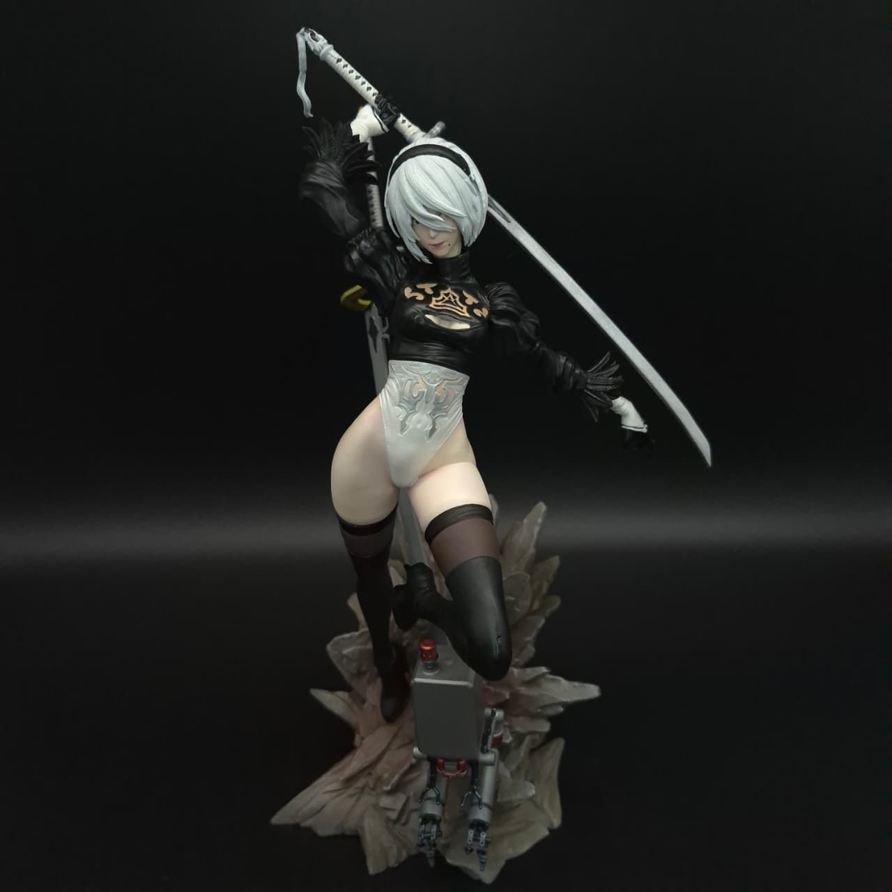 2B- 2 Cabezas/2 Torsos Inferiores- Nier: Automata - Figura de Acción 30 cm - En Caja - Resina
