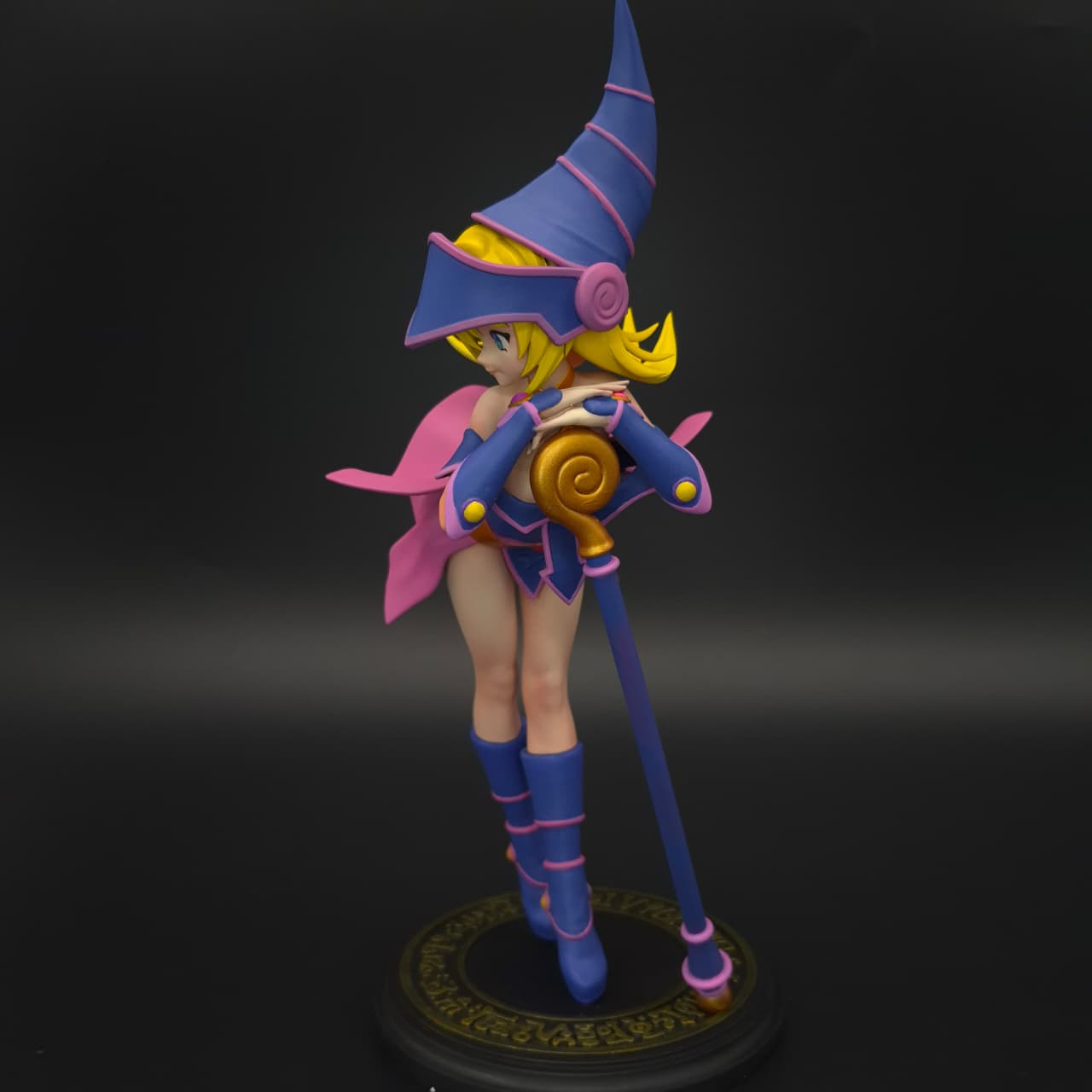 Maga Oscura - Yu-Gi-Oh - Figura de Acción 20 cm - En Caja- Resina