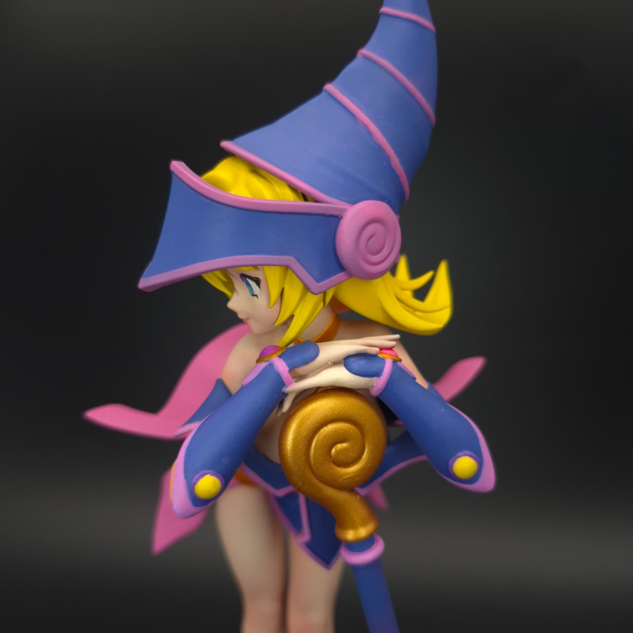 Maga Oscura - Yu-Gi-Oh - Figura de Acción 20 cm - En Caja- Resina