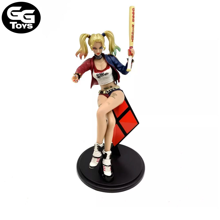 Harley Quinn Sentada - DC Comics - Figura de Acción 14 cm - En Caja - PVC / Plástico