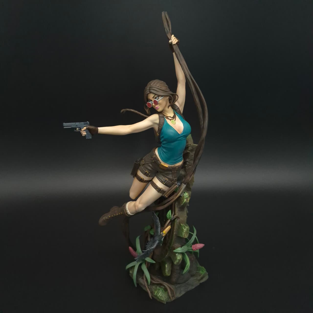 Lara Croft - Tomb Raider- Figura de Acción 34 cm - En Caja - Resina