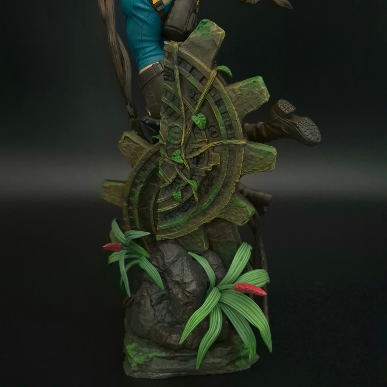 Lara Croft - Tomb Raider- Figura de Acción 34 cm - En Caja - Resina
