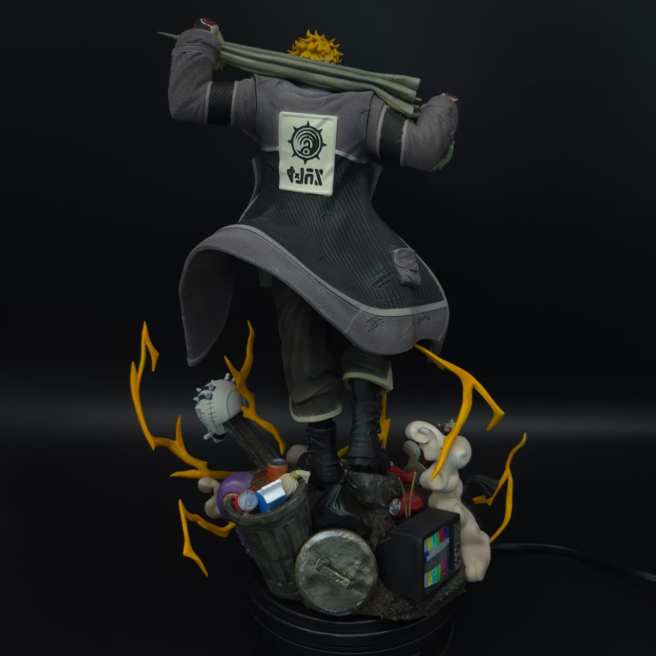 Enjin 2 cabezas- Gachiakuta - Figura de Acción 34 cm - En Caja - Resina
