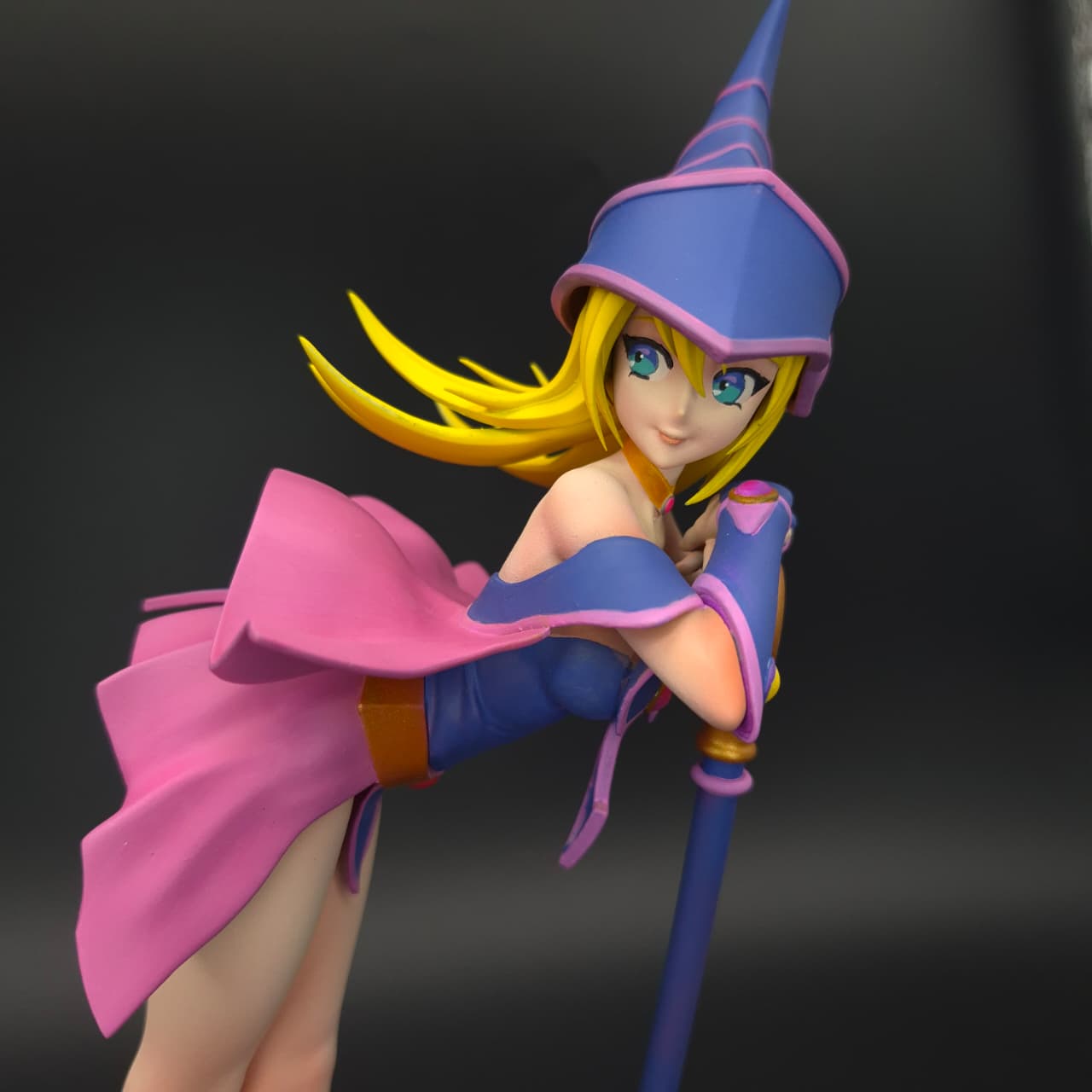 Maga Oscura - Yu-Gi-Oh - Figura de Acción 20 cm - En Caja- Resina